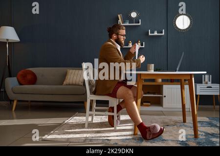 Nerd intelligent Guy geek expert travaillant en ligne Banque D'Images