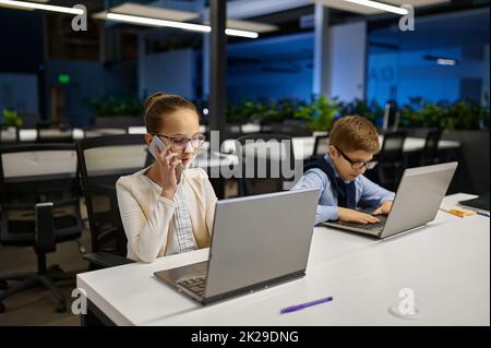 Jeunes concepteurs travaillant dans un bureau d'affaires moderne Banque D'Images