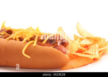 Hot Dog au Chili et au fromage avec chips isolées sur le blanc Banque D'Images