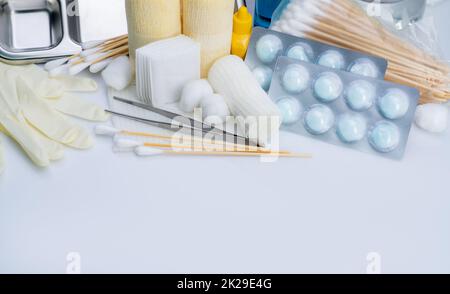 Kit de pansements pour le soin des plaies. Fournitures médicales pour le diabète, les soins chirurgicaux et les blessures accidentelles. Équipement médical pour l'infirmière. Pinces, bâtonnets de coton, bandage conforme, bouteille d'iode povidone et gants en latex. Banque D'Images