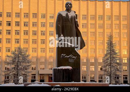 Monument de Vladimir Lénine sur le fond de la ville dépoussiéré de neige en hiver Banque D'Images