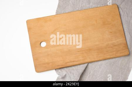 planche à découper rectangulaire vide en bois pour la cuisine.Arrière-plan blanc, vue de dessus Banque D'Images