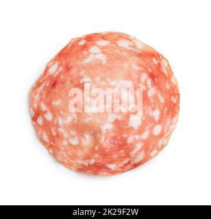 Salami en tranches. Saucisse de porc hachée isolée sur fond blanc. Banque D'Images
