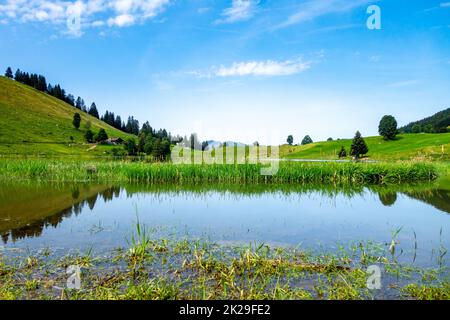 Lac des Confins et paysage de montagne à la Clusaz, France Banque D'Images