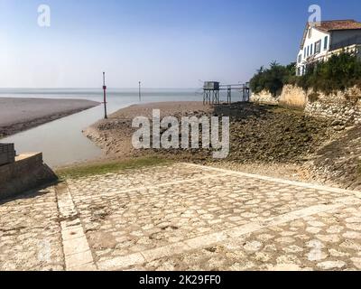 Chalet et filet de pêche traditionnels - Carrelet - Talmont sur Gironde, France Banque D'Images