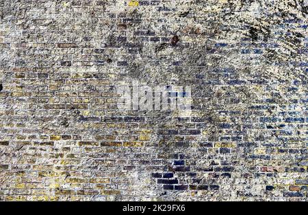 Vue détaillée de près sur des murs de briques très anciens et abîmés avec des fissures Banque D'Images