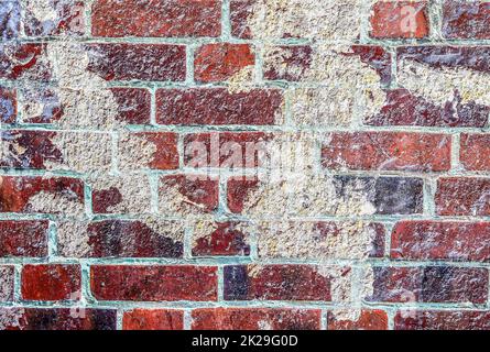 Vue détaillée de près sur des murs de briques très anciens et abîmés avec des fissures Banque D'Images