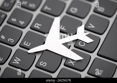Forme d'avion en papier sur le clavier de l'ordinateur Banque D'Images