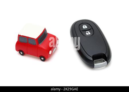 télécommande à clé noire pour voiture et petite voiture miniature sur fond blanc Banque D'Images