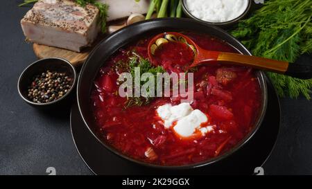 Traditionnel ukrainien russe borscht . Bol de soupe de racine de betterave rouge borsch à la crème blanche . Soupe délicieuse aux racines de betteraves . Cuisine traditionnelle ukrainienne Banque D'Images