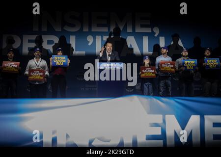 Rome, Italie. 22nd septembre 2022. Matteo Salvini, secrétaire fédéral du parti de la Ligue du Nord en Italie, prononce un discours lors du rassemblement de la campagne de clôture de la coalition avec le chef du parti d'extrême-droite Fratelli d'Italia (Frères d'Italie) Giorgia Meloni et le leader de Forza Italia Silvio Berlusconi (non représenté). L'Italie votera pour un nouveau Parlement le 25 septembre 2022. Credit: Oliver Weiken/dpa/Alay Live News Banque D'Images