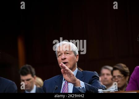 Jamie Dimon, Président-directeur général de JPMorgan Chase & Co., répond aux questions lors d'une audience de surveillance du Comité sénatorial des banques, du logement et des affaires urbaines pour examiner les plus grandes banques du pays, dans le bâtiment Hart du Sénat à Washington, DC, jeudi, 22 septembre 2022. Crédit : Rod Lamkey/CNP/MediaPunch Banque D'Images