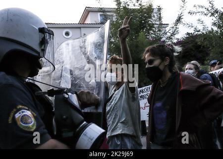 Athènes, Grèce. 22nd septembre 2022. Des femmes crient des slogans à la police anti-émeute devant l'ambassade iranienne d'Athènes pendant la manifestation. A l'occasion de la mort de la femme kurde Mahsa Amini, âgée de 22 ans, au poste de police de Téhéran, des manifestants solidaires du peuple iranien et du gouvernement iranien ont manifesté à Athènes. Crédit : SOPA Images Limited/Alamy Live News Banque D'Images