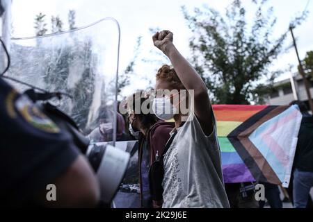 Athènes, Grèce. 22nd septembre 2022. Des femmes crient des slogans à la police anti-émeute devant l'ambassade iranienne d'Athènes pendant la manifestation. A l'occasion de la mort de la femme kurde Mahsa Amini, âgée de 22 ans, au poste de police de Téhéran, des manifestants solidaires du peuple iranien et du gouvernement iranien ont manifesté à Athènes. Crédit : SOPA Images Limited/Alamy Live News Banque D'Images