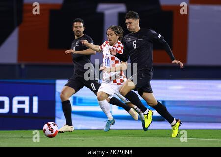 ZAGREB, CROATIE - SEPTEMBRE 22 : Luka Modric, de Croatie, est en compétition pour le bal avec Christian Eriksen, du Danemark, lors de la Ligue des Nations de l'UEFA, Un match du Groupe 1 entre la Croatie et le Danemark au Stadion Maksimir on 22 septembre 2022 à Zagreb, en Croatie. Photo: Sanjin Strukic/PIXSELL Banque D'Images