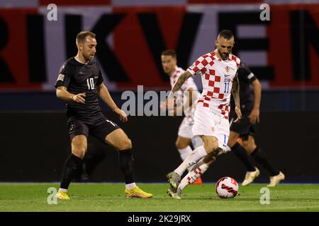 ZAGREB, CROATIE - SEPTEMBRE 22 : Marcelo Brozovic, de Croatie, est en compétition pour le bal avec Christian Eriksen, du Danemark, lors de la Ligue des Nations de l'UEFA, Un match du Groupe 1 entre la Croatie et le Danemark au Stadion Maksimir on 22 septembre 2022 à Zagreb, en Croatie. Photo: Goran Stanzl/PIXSELL Banque D'Images