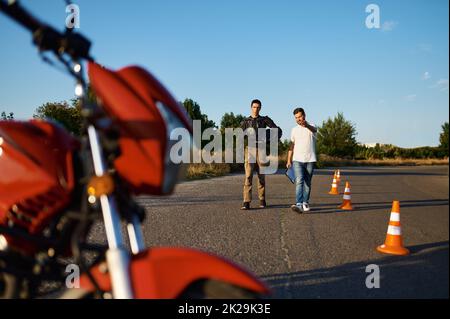 Moto, leçon de conduite, école de moto Banque D'Images