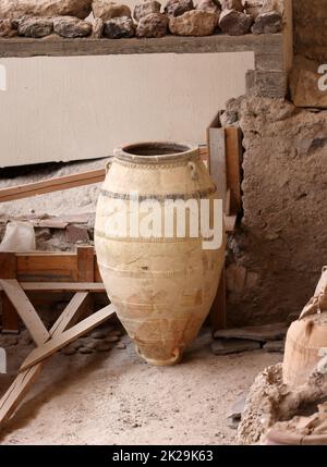 Santorini, Grèce - poterie ancienne récupérée dans la ville préhistorique d'Akrotiri, site d'excavation d'un Minoan Bronze Age Banque D'Images