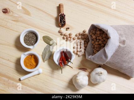 Haricots garbanzo à l'ail et diverses épices sur table rustique Banque D'Images