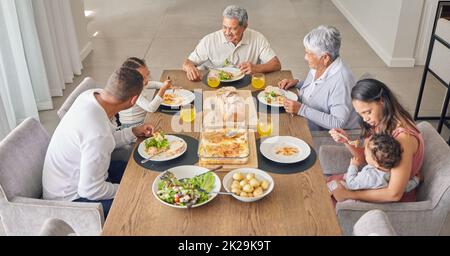 Famille, dîner et personnes du Mexique mangeant de la nourriture lors d'un événement, d'une fête de vacances ou d'un repas à la maison. Parler, discuter et parler ensemble à l'onglet Banque D'Images