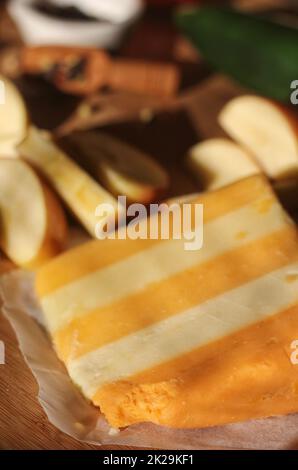 Salami Peppercprn avec cinq fromages anglais en couches dans une cuisine rustique à la lumière naturelle Banque D'Images