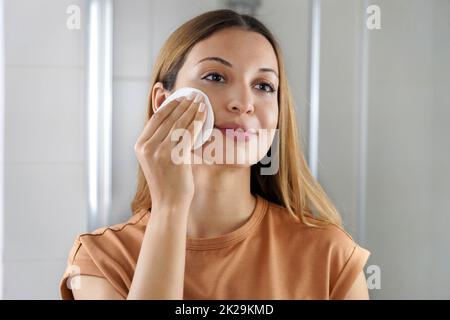 Portrait d'une jeune femme utilisant des tampons en coton respectueux de l'environnement pour enlever le maquillage Banque D'Images