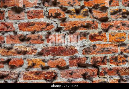 Vue détaillée de près sur des murs de briques très anciens et abîmés avec des fissures Banque D'Images