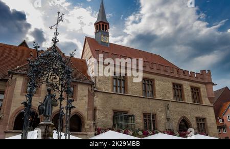 La vieille mairie de Göttingen a été construite en plusieurs phases à partir de 1270 et a été le siège du conseil et de l'administration de la ville de Göttingen jusqu'en 1978. Il se trouve à l'ouest de la place du marché, au milieu de la vieille ville. Banque D'Images