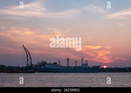 Vue sur un navire et une grue traditionnels à Rostock, en Allemagne Banque D'Images