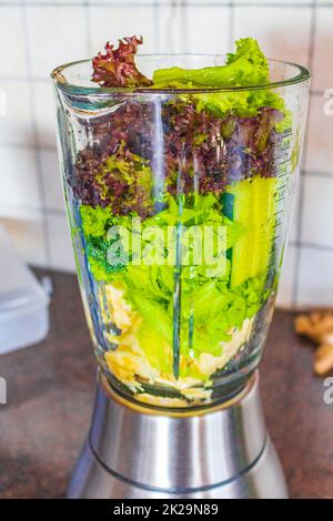 Smoothie vert sain avec salade de fruits de légumes verts dans le blender. Banque D'Images