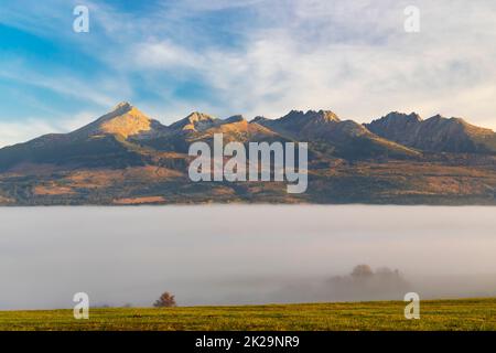 Tatras au lever du soleil en automne, Slovaquie Banque D'Images