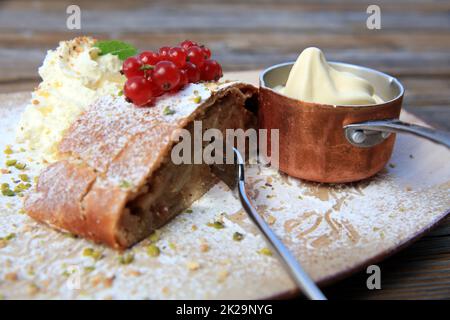 Apple Strudel, spécialité en Allemagne, en Autriche et dans le nord de l'Italie Banque D'Images