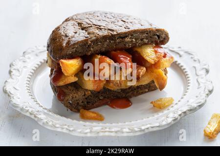 sandwich traditionnel british chip butty Banque D'Images