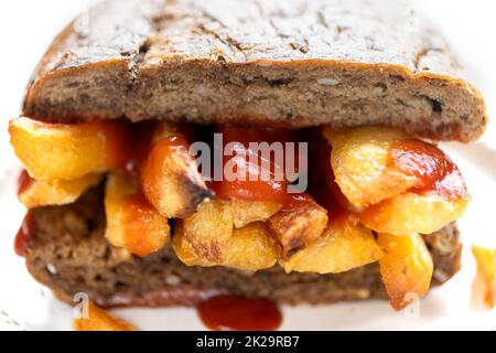 sandwich traditionnel british chip butty Banque D'Images