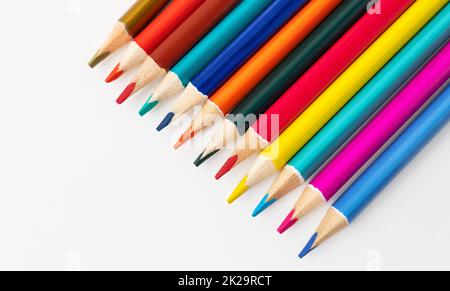 Gros plan de crayons de couleur d'un tas de crayons. Place pour une inscription. Banque D'Images