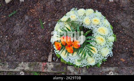 Arrangement de fleurs ou couronne de fleurs Banque D'Images