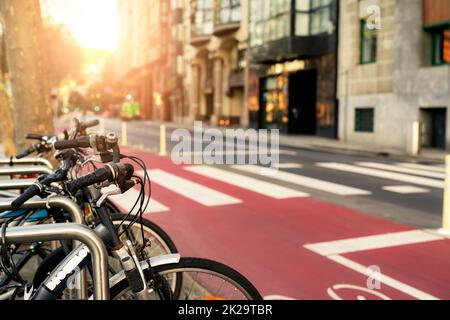 Vélo à la station de vélo à louer pour voyager ou transporter dans la ville. Voyages durables. Système de partage de vélos. Vélo pour une visite de la ville à la station de parking pour vélos. Transport écologique. Transport urbain. Banque D'Images