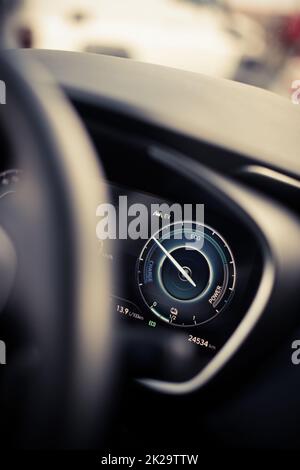 Tableau de bord numérique d'une nouvelle voiture, montrant la puissance et la charge Banque D'Images