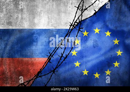 Drapeaux de grunge de la Russie et de l'Union européenne et de la Pologne divisés par l'illustration de barbelés Banque D'Images
