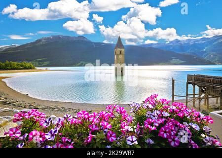 Clocher submergé de Curon Venosta ou Graun im Vinschgau sur le lac de Reschen vue sur le paysage Banque D'Images