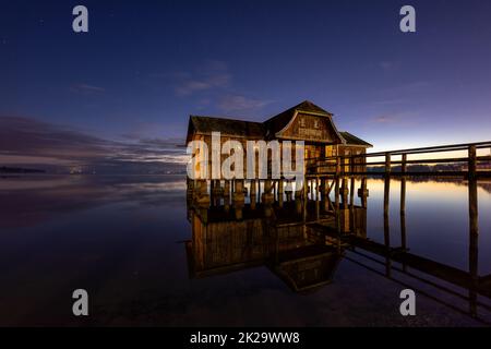 Boathouse dans le village de Stegen, lac Ammersee, Bavière, Allemagne, la nuit Banque D'Images
