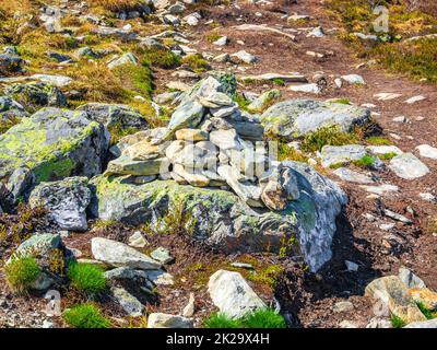 Pierres empilées près de la cascade de Hydnefossen à Hemsedal, en Norvège. Banque D'Images