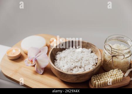 Traitement spa de l'hôtel ou procédure de bain à la maison. Salle de bains avec accessoires sur plateau Banque D'Images