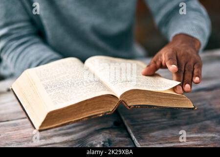 Je dois juste revenir à la page précédente. Photo rognée d'un homme méconnaissable lisant un livre. Banque D'Images