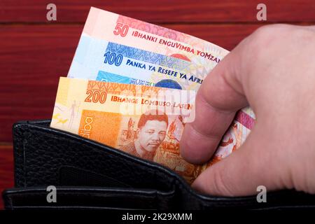 L'argent de l'Afrique du Sud dans le portefeuille noir Banque D'Images