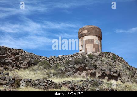 Tours funéraires, Chulpas, au site archéologique de Sillustani. Région de Puno. Pérou Banque D'Images