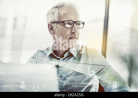 HES a eu des plans pour cette ville. Prise de vue en exposition multiple d'un homme d'affaires mature à l'aide d'un ordinateur portable superposé à un paysage urbain. Banque D'Images