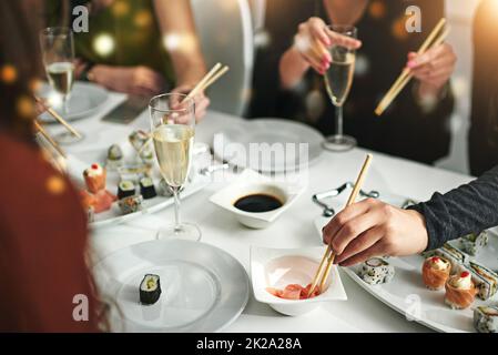 Bonne nourriture, bons amis, bons moments. Photo d'amis qui dînaient dans un restaurant. Banque D'Images