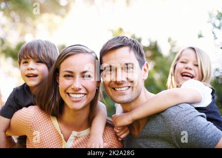 Quatre est le nombre parfait. Portrait d'une jeune famille heureuse de quatre personnes. Banque D'Images