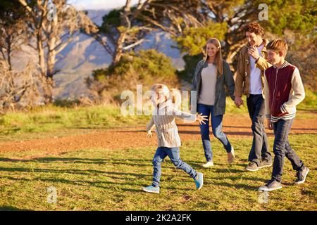 Faire du froid avec la famille. Photo d'une famille heureuse lors d'une promenade matinale ensemble. Banque D'Images